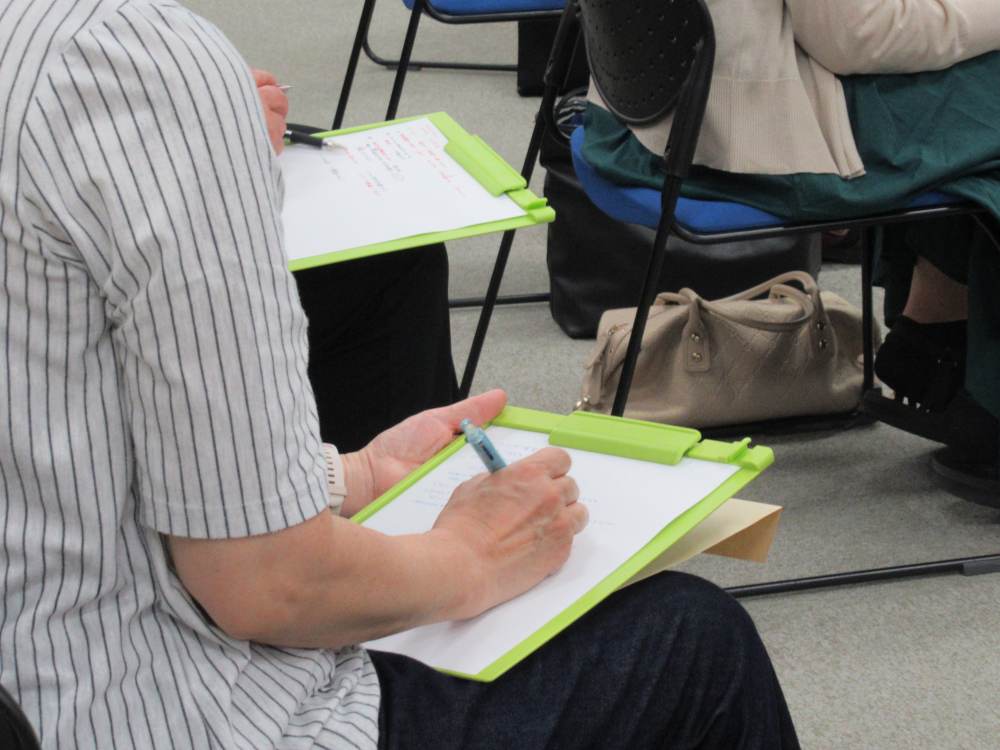 講義内容を熱心に書き留める参加者