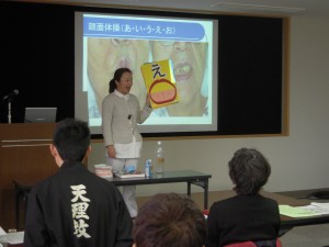 スクリーンを使った講義の様子