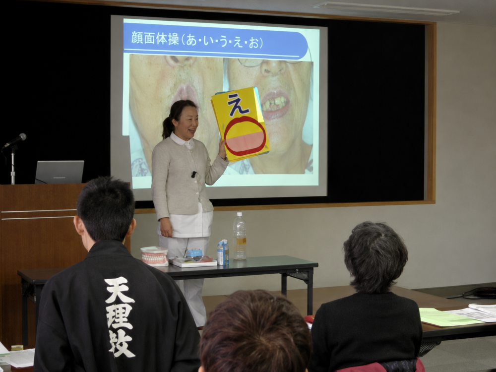 スクリーンを使った講義の様子