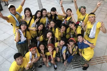 PHAT DANCE STUDIOの子どもたちが出演前に準備する様子