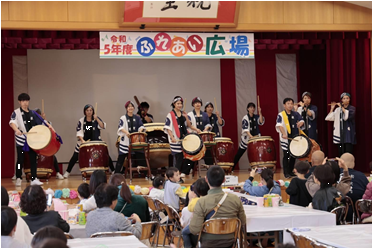 Semilla 親里による和太鼓演奏の様子