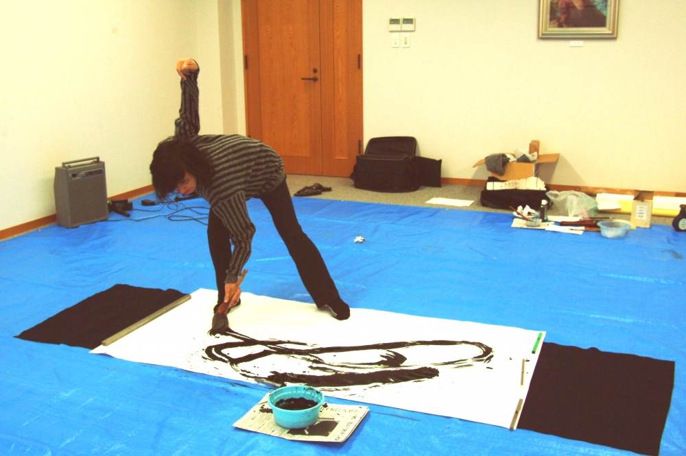 川上美也子先生による書道パフォーマンスの様子